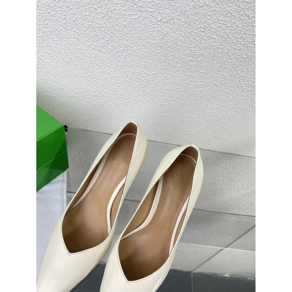 Cheap Reps Bottega Veneta Punta Pumps in White Lambskin