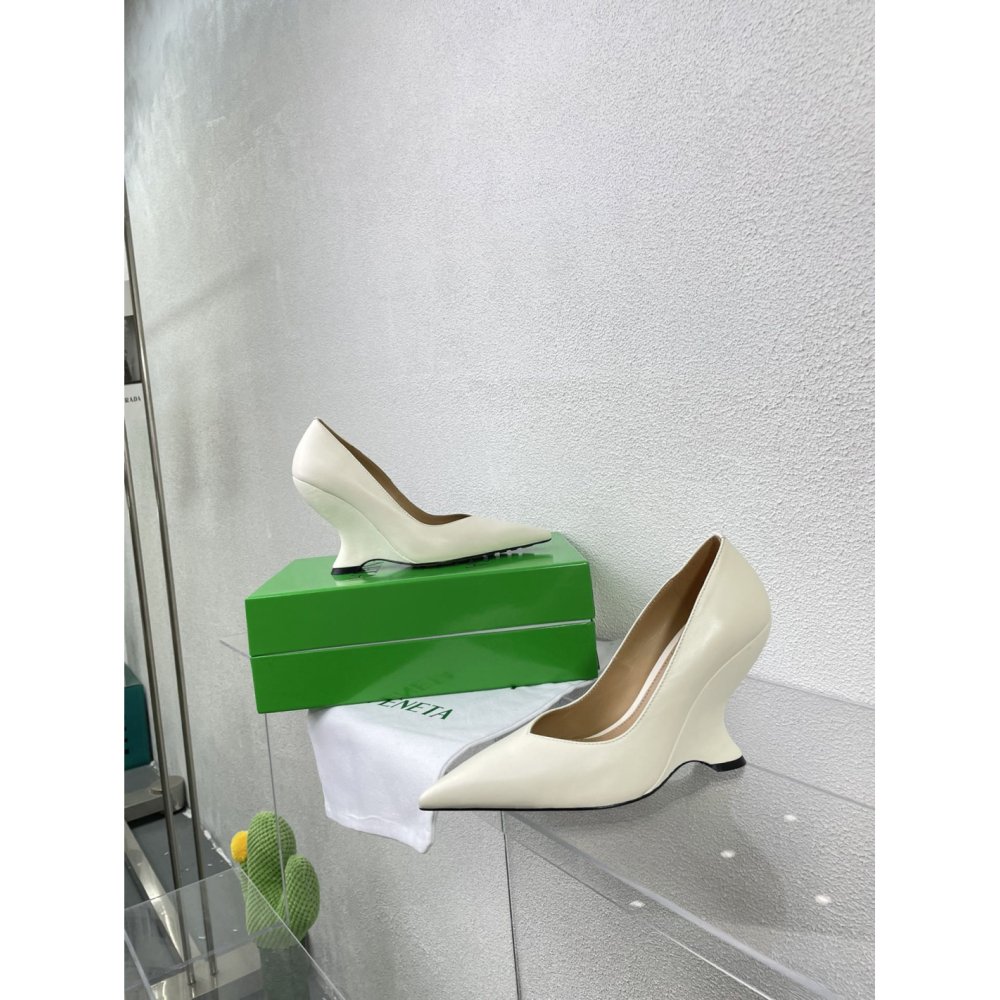 Cheap Reps Bottega Veneta Punta Pumps in White Lambskin