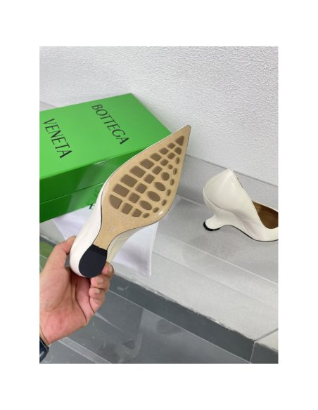 Cheap Reps Bottega Veneta Punta Pumps in White Lambskin