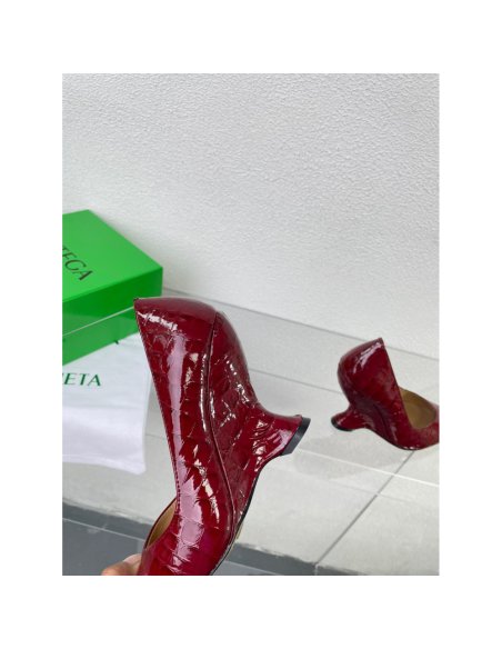 Cheap Reps Bottega Veneta Punta Pumps in Red Crocodile Embossed Calfskin
