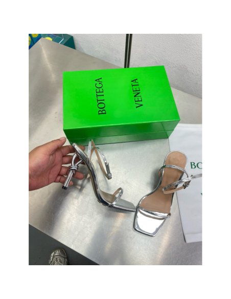 Cheap Reps Bottega Veneta Knot Sandals 90mm in Silver Leather