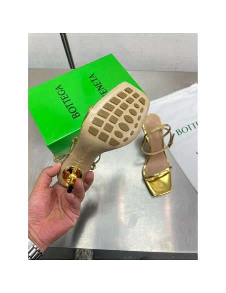 Cheap Reps Bottega Veneta Knot Sandals 90mm in Gold Leather