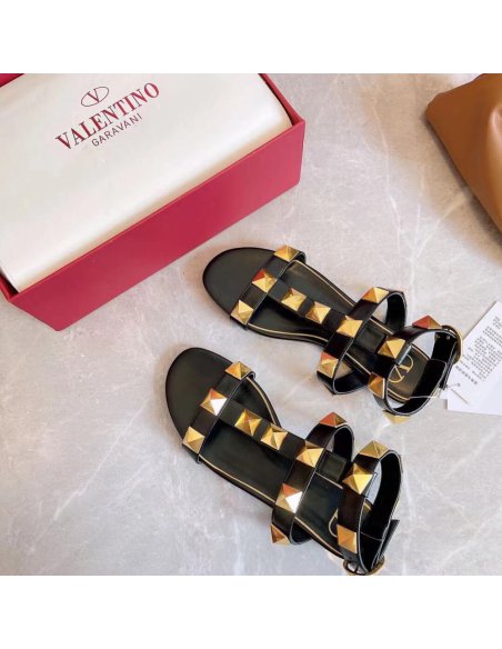 Cheap Reps Valentino Roman Stud Flat Sandals In Black Calfskin
