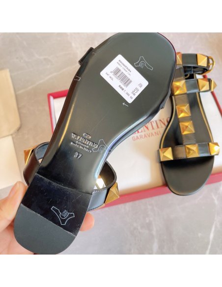 Cheap Reps Valentino Roman Stud Flat Sandals In Black Calfskin
