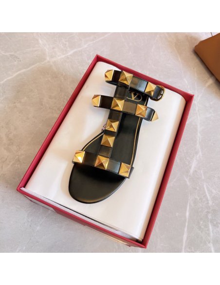 Cheap Reps Valentino Roman Stud Flat Sandals In Black Calfskin