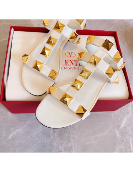 Cheap Reps Valentino Roman Stud Flat Sandals In White Calfskin