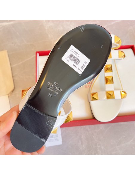 Cheap Reps Valentino Roman Stud Flat Sandals In White Calfskin