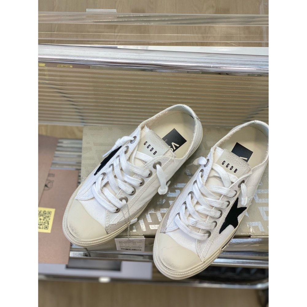 Cheap Reps Golden Goose Womens V-Star Sneakers with Black Suede Star