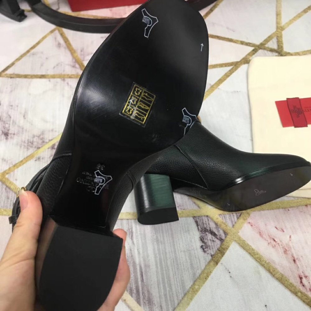 Cheap Reps Valentino Vlogo Ankle Boot 60MM In Black Grained Leather