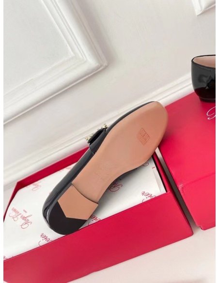 Cheap Reps Roger Vivier Mini Broche Buckle Loafers in Black Patent Leather