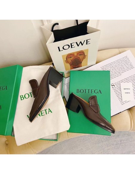 Cheap Reps Bottega Veneta Mules In Fondant Crocodile Embossed Leather