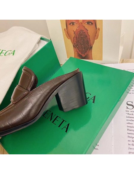 Cheap Reps Bottega Veneta Mules In Fondant Crocodile Embossed Leather