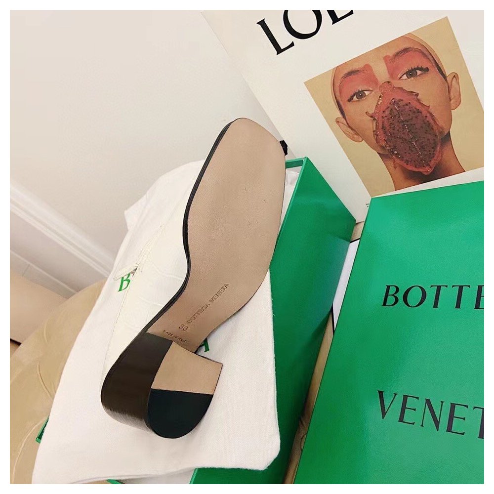 Cheap Reps Bottega Veneta Mules In White Crocodile Embossed Leather