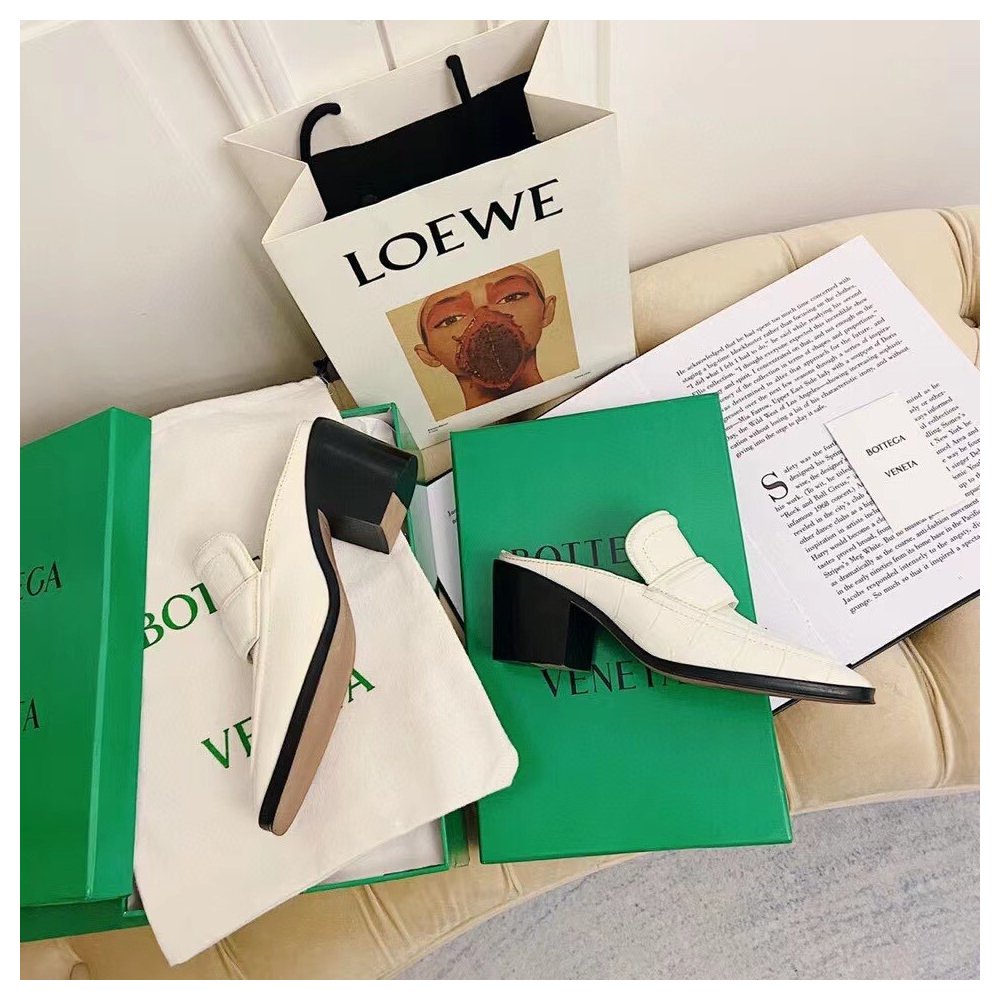 Cheap Reps Bottega Veneta Mules In White Crocodile Embossed Leather