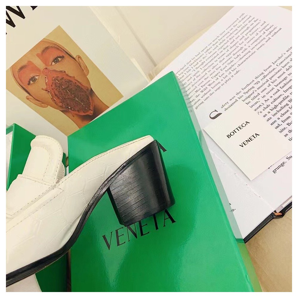 Cheap Reps Bottega Veneta Mules In White Crocodile Embossed Leather