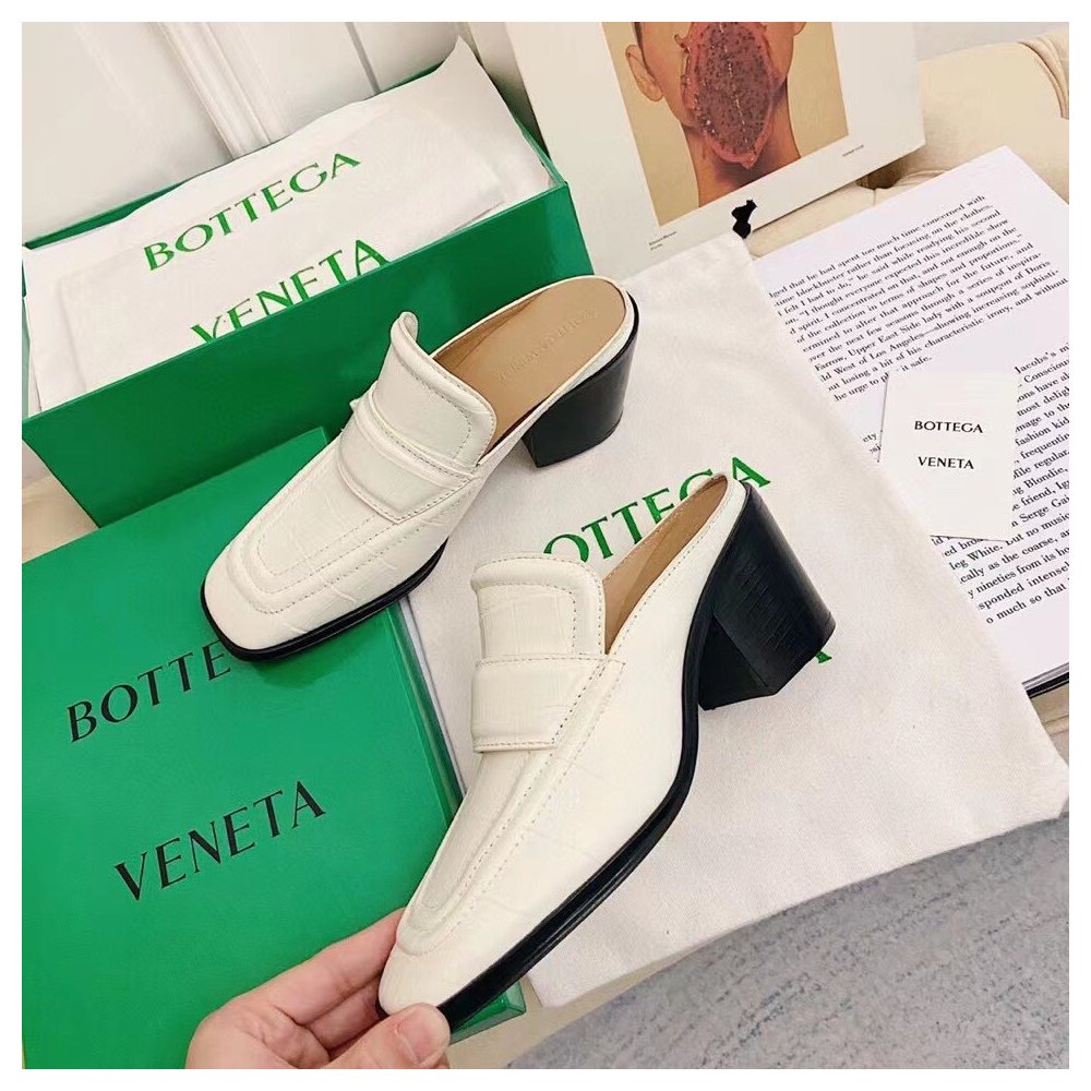 Cheap Reps Bottega Veneta Mules In White Crocodile Embossed Leather