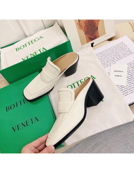 Cheap Reps Bottega Veneta Mules In White Crocodile Embossed Leather