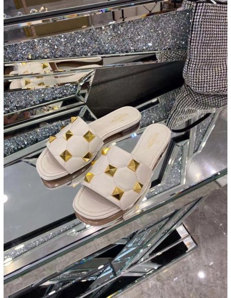 Cheap Reps Valentino Roman Stud Flat Slides In White Quilted Nappa
