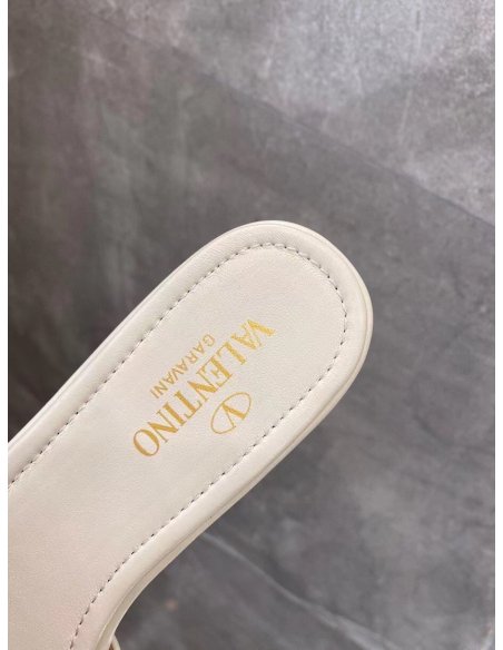 Cheap Reps Valentino Roman Stud Flat Slides In White Quilted Nappa