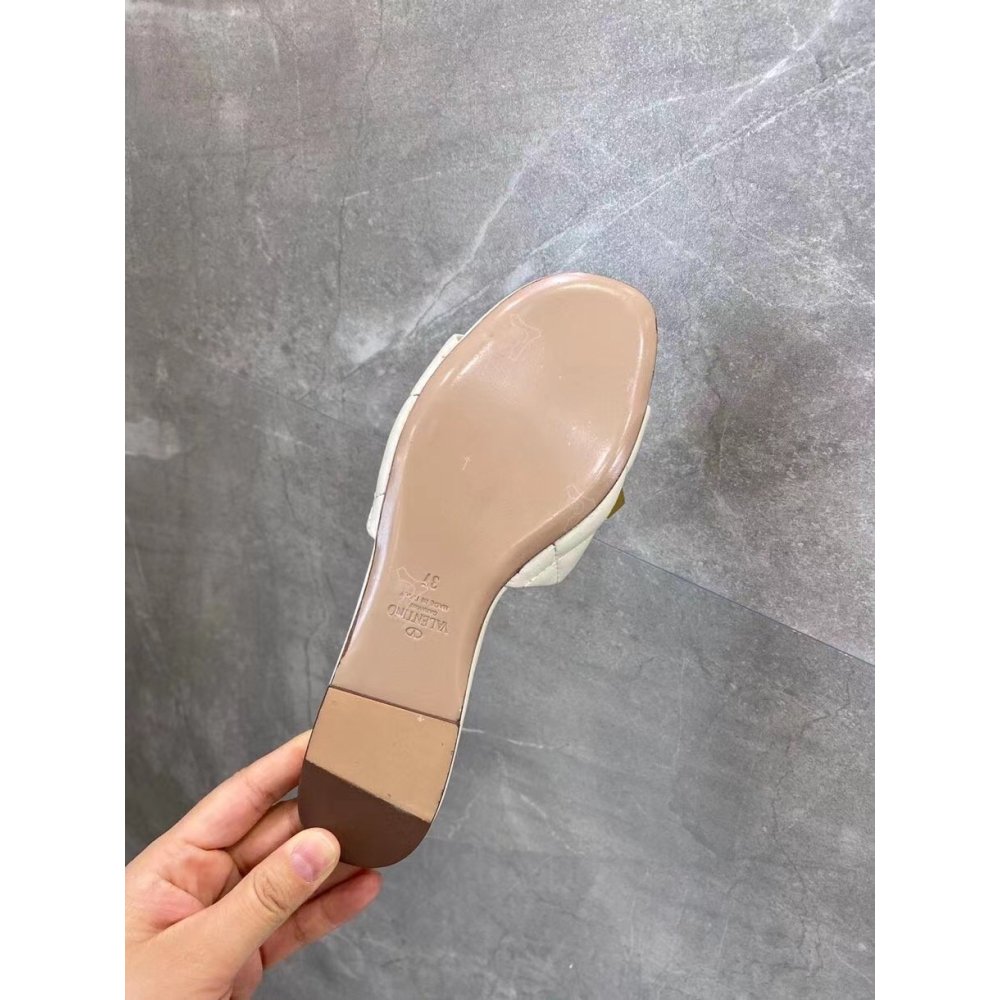 Cheap Reps Valentino Roman Stud Flat Slides In White Quilted Nappa