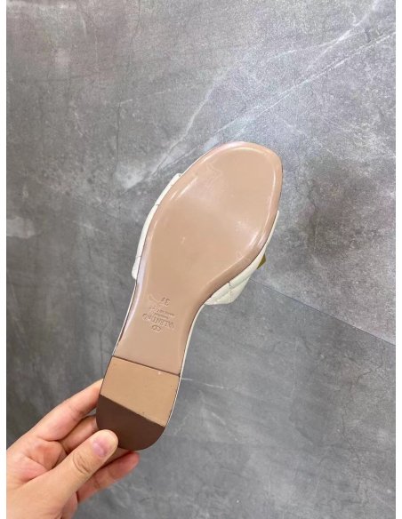 Cheap Reps Valentino Roman Stud Flat Slides In White Quilted Nappa