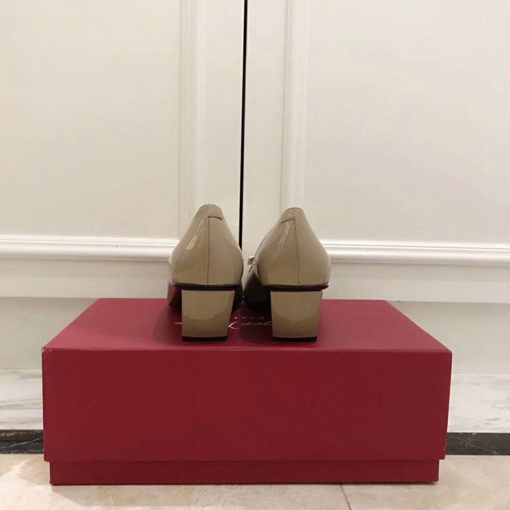 Cheap Reps Roger Vivier Belle Vivier 45mm Pumps In Beige Patent Leather