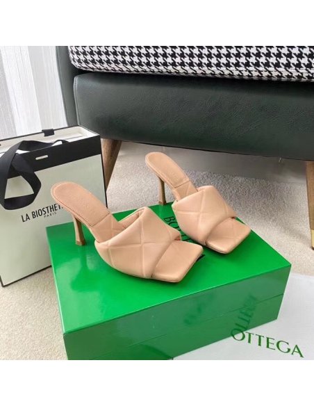 Cheap Reps Bottega Veneta Rubber Lido Sandals In Pink Quilted Lambskin