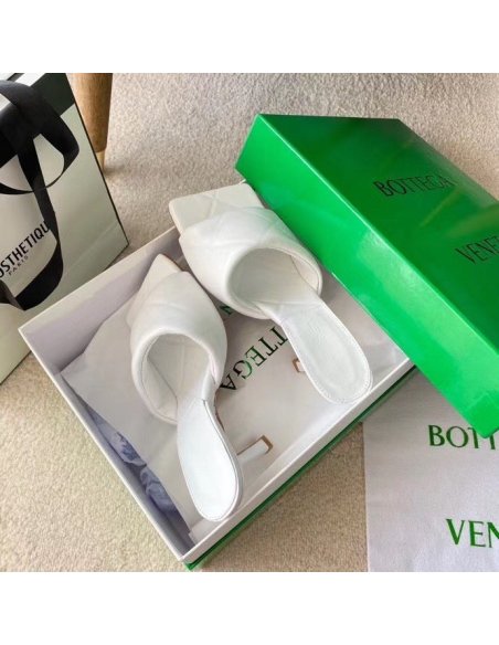 Cheap Reps Bottega Veneta Rubber Lido Sandals In White Quilted Lambskin