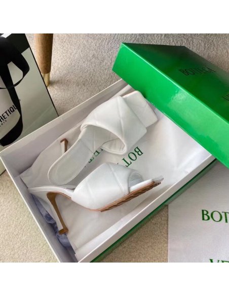 Cheap Reps Bottega Veneta Rubber Lido Sandals In White Quilted Lambskin