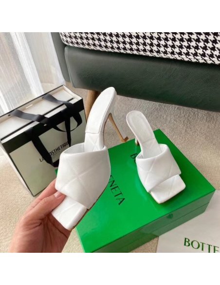 Cheap Reps Bottega Veneta Rubber Lido Sandals In White Quilted Lambskin