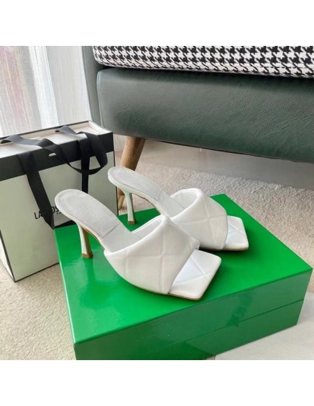 Cheap Reps Bottega Veneta Rubber Lido Sandals In White Quilted Lambskin