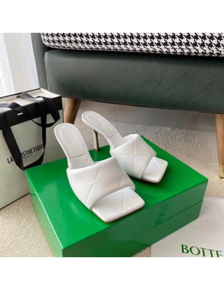 Cheap Reps Bottega Veneta Rubber Lido Sandals In White Quilted Lambskin