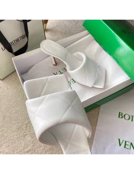 Cheap Reps Bottega Veneta Rubber Lido Sandals In White Quilted Lambskin