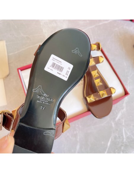 Cheap Reps Valentino Roman Stud Flat Sandals In Fondant Calfskin