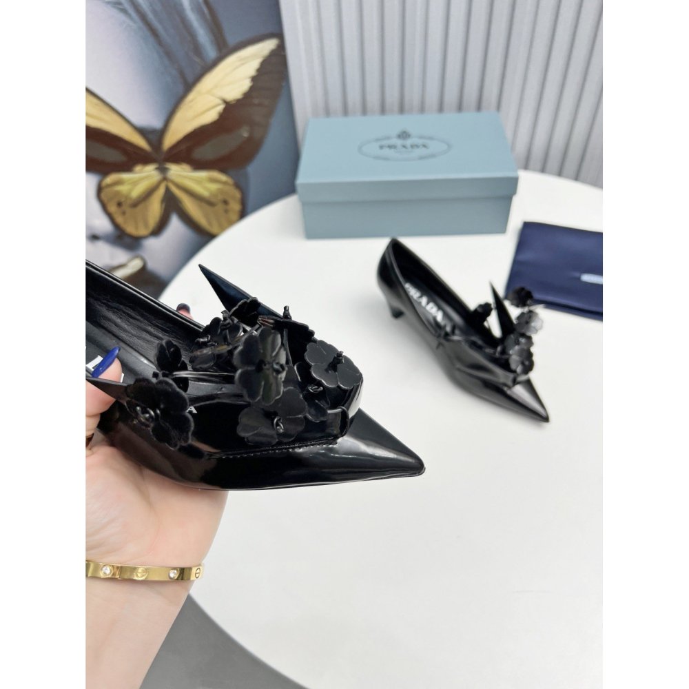 Cheap Reps Prada Pumps 45mm in Black Leather with Floral Appliques