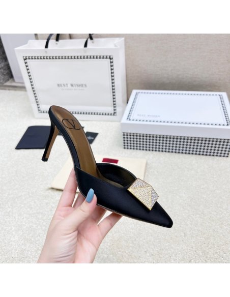 Valentino slippers 100,Valentino Slippers,Slides Slippers,More Brands