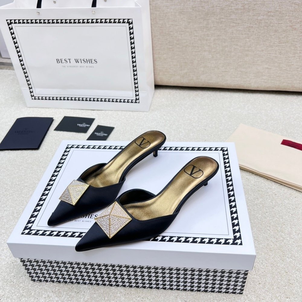 Valentino slippers 100,Valentino Slippers,Slides Slippers,More Brands