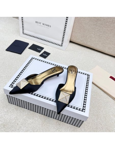 Valentino slippers 100,Valentino Slippers,Slides Slippers,More Brands