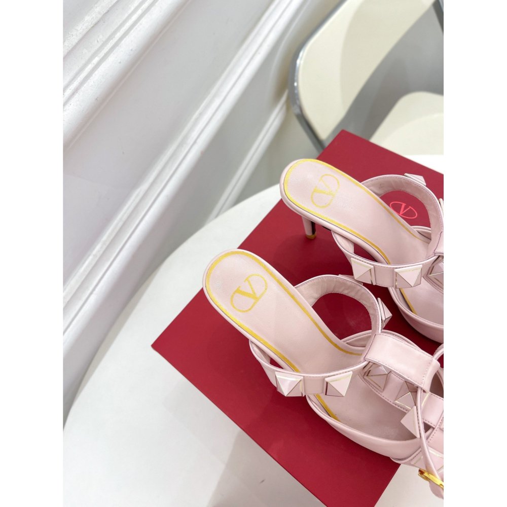 Cheap Reps Valentino Roman Enameled Stud Pumps In Powder Calfskin