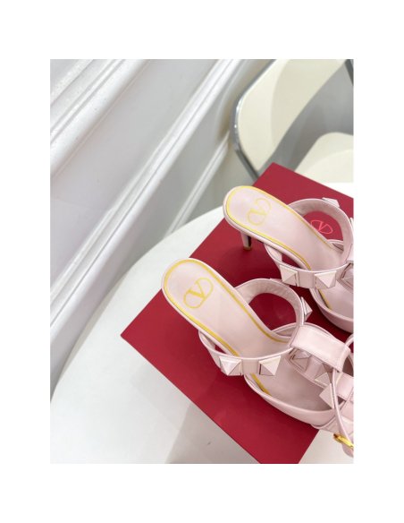 Cheap Reps Valentino Roman Enameled Stud Pumps In Powder Calfskin