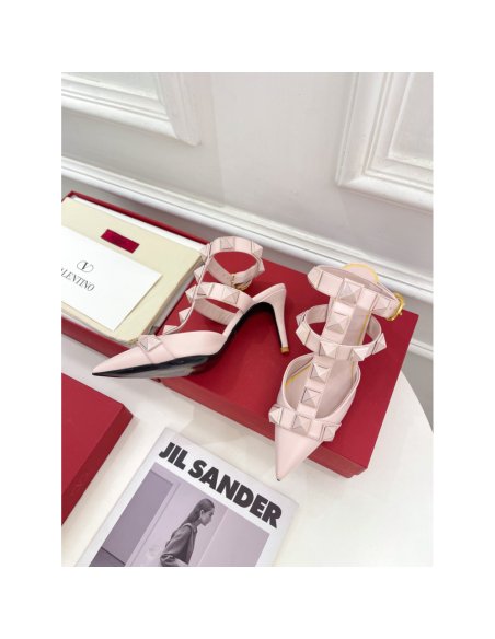 Cheap Reps Valentino Roman Enameled Stud Pumps In Powder Calfskin