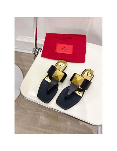 Cheap Reps Valentino One Stud Flat Thong Sandals In Black Calfskin