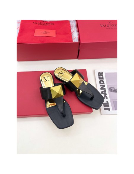 Cheap Reps Valentino One Stud Flat Thong Sandals In Black Calfskin
