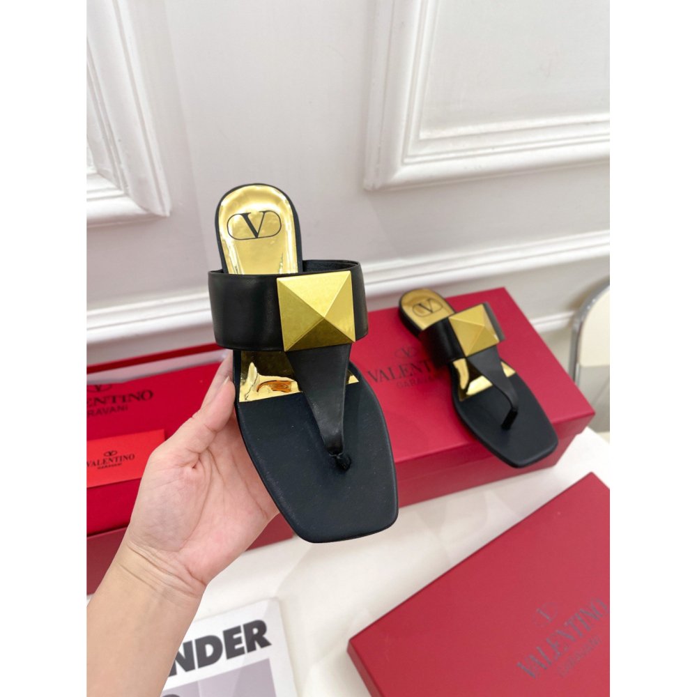 Cheap Reps Valentino One Stud Flat Thong Sandals In Black Calfskin