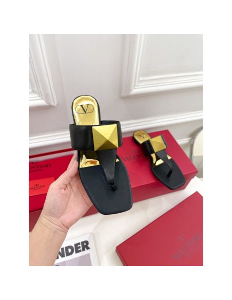 Cheap Reps Valentino One Stud Flat Thong Sandals In Black Calfskin