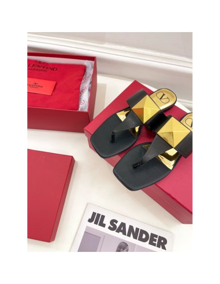 Cheap Reps Valentino One Stud Flat Thong Sandals In Black Calfskin