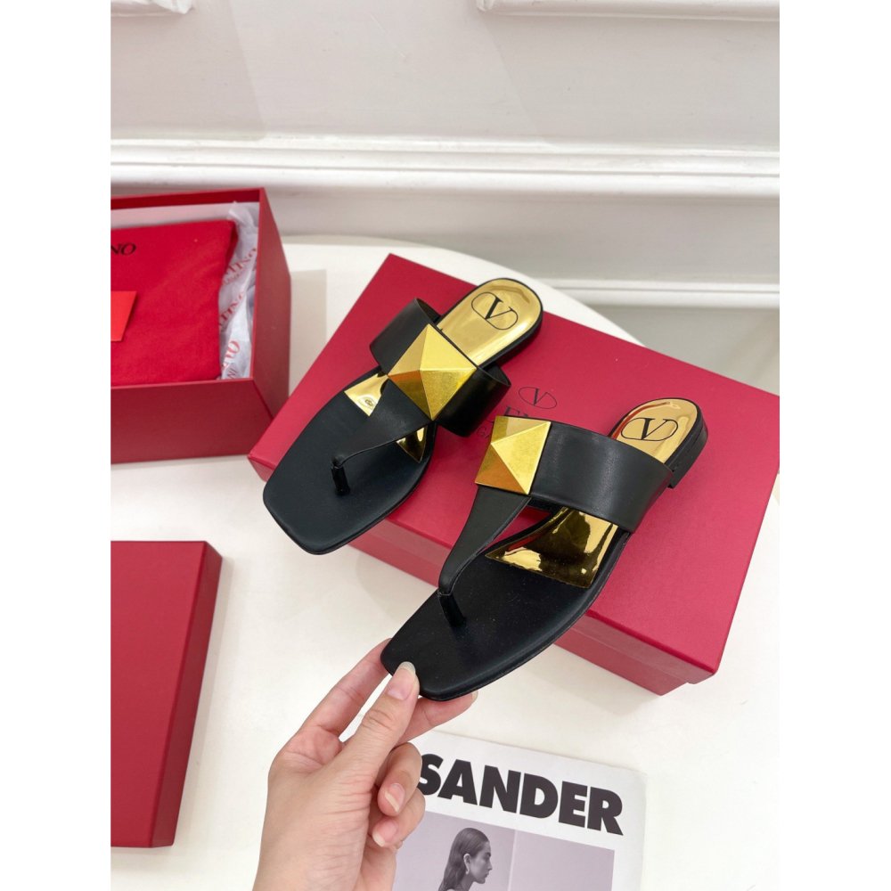 Cheap Reps Valentino One Stud Flat Thong Sandals In Black Calfskin