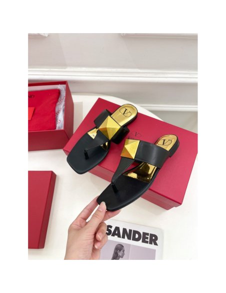 Cheap Reps Valentino One Stud Flat Thong Sandals In Black Calfskin