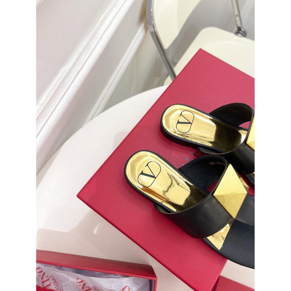 Cheap Reps Valentino One Stud Flat Thong Sandals In Black Calfskin