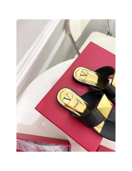 Cheap Reps Valentino One Stud Flat Thong Sandals In Black Calfskin